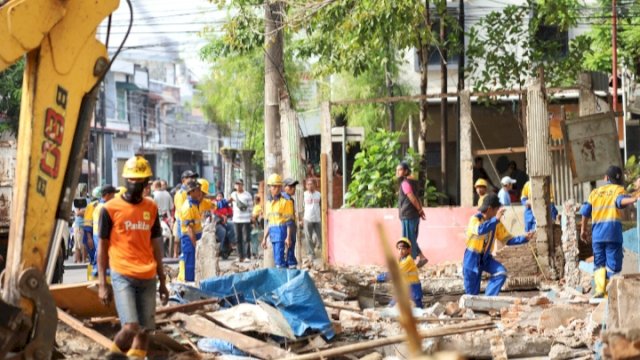 Berdiri di Atas Fasum dan Fasos Selama 30 Tahun, 60 Bangunan PKL di Bontoala Dibongkar&nbsp;
