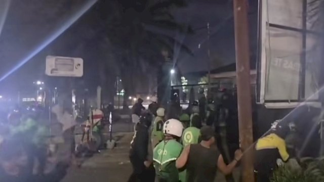 Dokumentasi bentrokan antara Ojol versus mahasiswa di Makassar pada 25 April 2026.