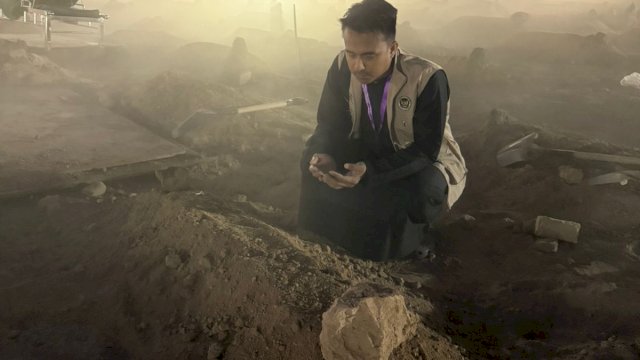 Ketua Kloter 5 Embarkasi Makassar, Sadli  usai pemakaman almarhumah Nursidah Sinrang Sijarra. (Foto: Istimewa) 