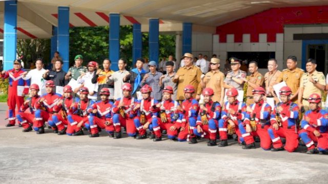 Bupati Maros Beri Penghargaan Tim SAR Gabungan Usai Terlibat Dalam Operasi SAR Pesawat ATR 42-500