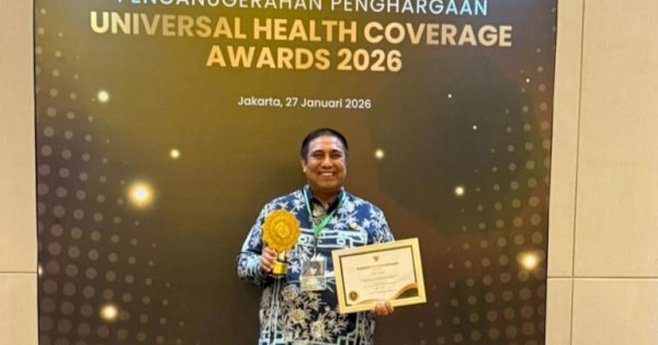 Komitmen Jamin Kesehatan Warga Maros, Bupati Chaidir Syam Terima UHC Award Kategori Pratama