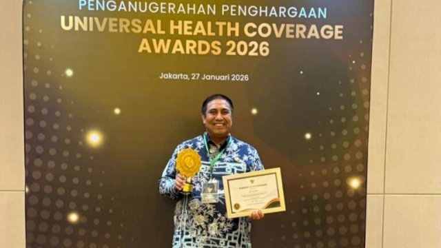 Komitmen Jamin Kesehatan Warga Maros, Bupati Chaidir Syam Terima UHC Award Kategori Pratama