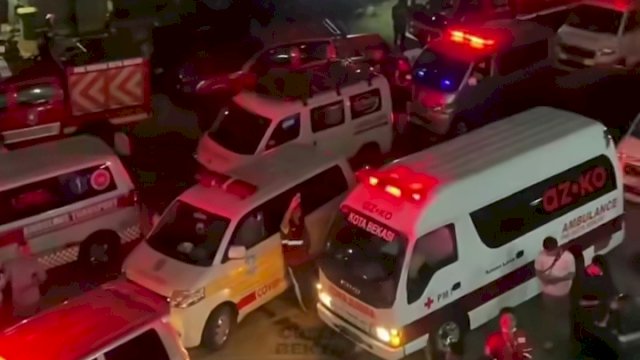 Puluhan ambulans mengantri untuk mengevakuasi korban tabrakan kereta di Stasiun Bekasi Timur. (Foto: Ist) 