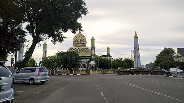 Masjid Agung Kabupaten Maros yang merupakan salah satu ikon kota. 