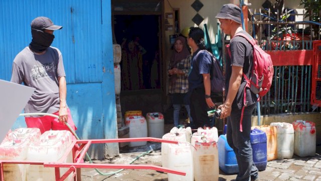 Krisis air bersih di Wilayah Tallo, Makassar pada 2024 lalu. (Foto: Walhi Sulsel) 