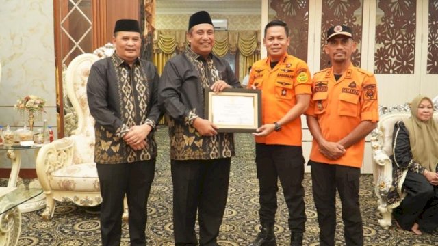 Bupati Maros Terima Penghargaan Basarnas atas Dukungan Operasi SAR PK-THT