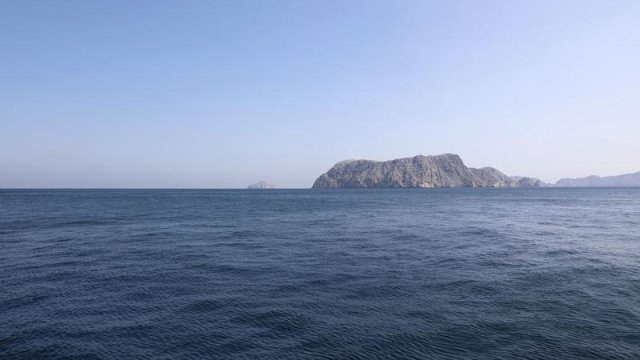 Foto dokumentasi yang diabadikan pada 19 Februari 2025 ini menunjukkan Selat Hormuz. (Xinhua/Wang Qiang)