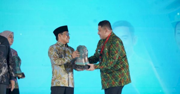 Wali Kota Munafri Menerima Penghargaan Paritrana Award