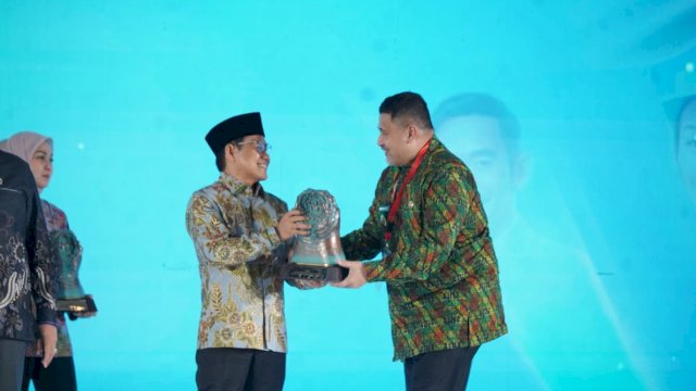 Wali Kota Munafri Menerima Penghargaan Paritrana Award