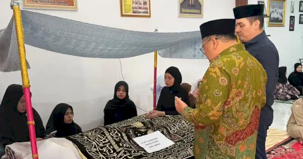 Bupati Takalar Melayat ke Rumah Duka Ibu Mertua Sekda, Suasana Haru Iringi Doa Bersama