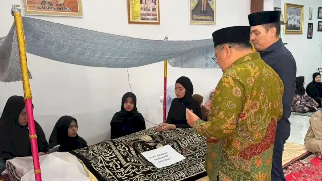 Bupati Takalar Melayat ke Rumah Duka Ibu Mertua Sekda, Suasana Haru Iringi Doa Bersama
