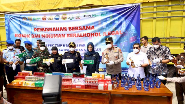 Pemusnahan barang ilegal di di Lapangan BDK Makassar, Komplek Gedung Keuangan Negara, Kamis (7/5/2026). (Foto: Istimewa) 