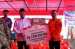 Gubernur Andi Sudirman Turun Langsung ke Lokasi Banjir Bone, Serahkan Bantuan Recovery Rp1 Miliar