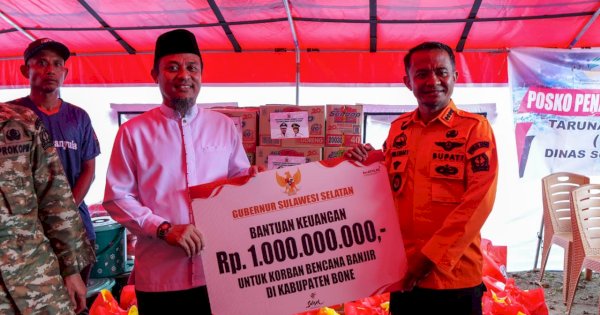 Gubernur Andi Sudirman Turun Langsung ke Lokasi Banjir Bone, Serahkan Bantuan Recovery Rp1 Miliar
