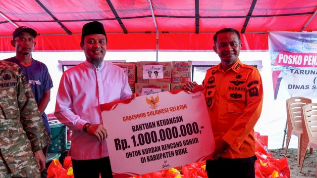 Gubernur Andi Sudirman Turun Langsung ke Lokasi Banjir Bone, Serahkan Bantuan Recovery Rp1 Miliar