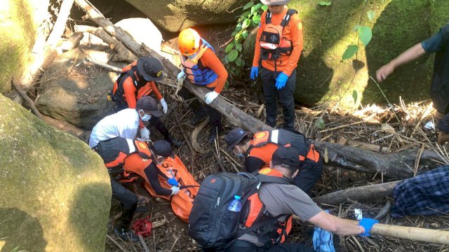 Pasutri Ditemukan Tewas Terseret Arus Sungai Buakkang Gowa