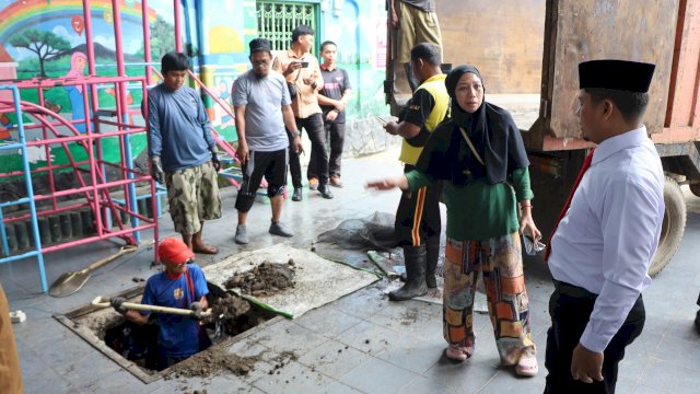 Wali Kota Parepare Turun Langsung Pantau Pengerukan Drainase
