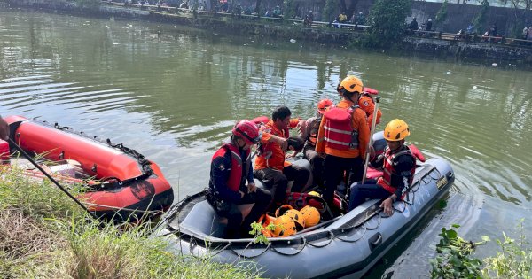 Merasa Gerah, Pria Mabuk Loncat ke Kanal Pampang 