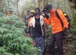 Tim SAR Gabungan Evakuasi 2 Pendaki Alami Cedera dan Asma di Gunung Bulubaria