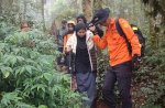 Tim SAR Gabungan Evakuasi 2 Pendaki Alami Cedera dan Asma di Gunung Bulubaria
