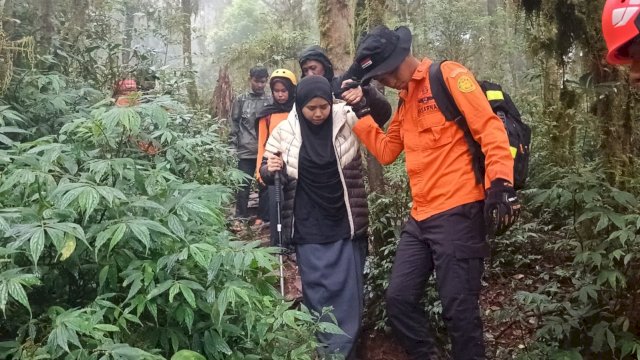 Tim SAR Gabungan Evakuasi 2 Pendaki Alami Cedera dan Asma di Gunung Bulubaria