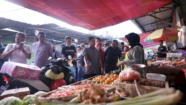 Wali Kota Tasming Hamid Turun Langsung Cek Harga Bawang, Cabai hingga Daging di Pasar Lakessi
