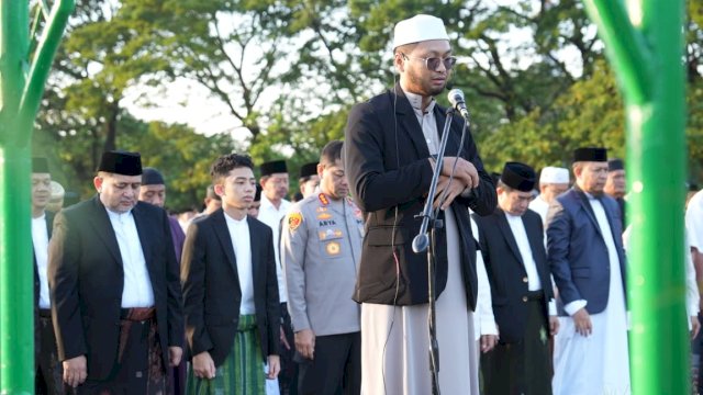 Munafri-Aliyah Kompak Salat Idul Adha Bersama Ribuan Warga di Karebosi, Serukan Perkuat Kepedulian Sosial