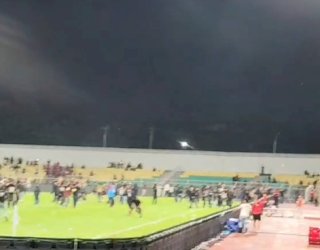 Kalah Dari Persib Bandung, Suporter PSM Makassar Kejar Pemain Hingga Bakar Jaring Gawang GBH
