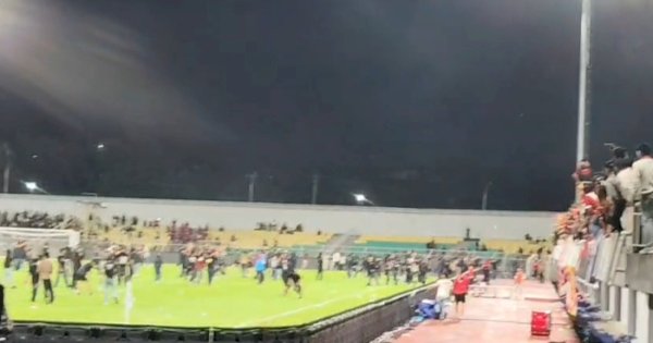 Kalah Dari Persib Bandung, Suporter PSM Makassar Kejar Pemain Hingga Bakar Jaring Gawang GBH