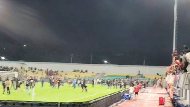Kalah Dari Persib Bandung, Suporter PSM Makassar Kejar Pemain Hingga Bakar Jaring Gawang GBH