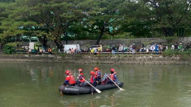 Tim SAR gabungan saat menyisir Kanap Pampang, Makassar mencari pemuda tenggelam, Rabu (20/5/2026). (Foto: Abatanews.com) 