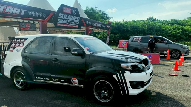 Dua mobil bermesin Diesel beradu kecepatan di Kejurnas Drag Race Putaran II, bertajuk Simpati 5G Sulawesi Drag Record 2026, di Lintasan Lanud Sultan Hasanuddin, Makassar, Minggu (24/5/2026). (Foto: Abatanews.com) 