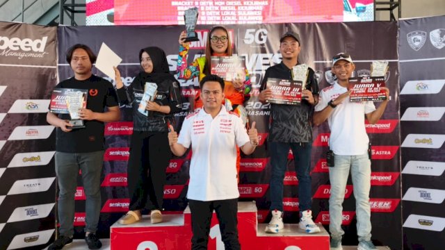 Ketua Sonic Speed Sulsel Harpen Reza Ali saat memberikan penghargaan kepada juara Simpati 5G Sulawesi Drag Record 2026-Kejurnas Drag Race Putaran II di Makassar, Minggu (24/5/2026). 