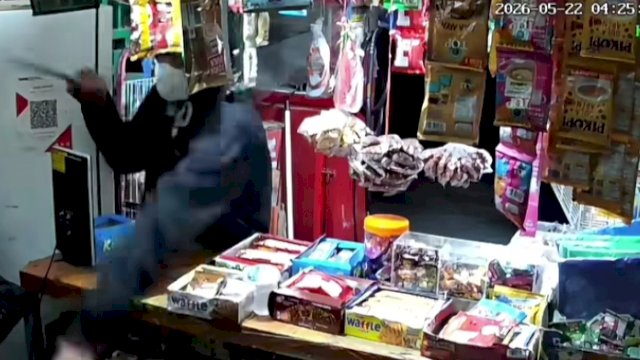 Tangkapan layar CCTV saat pelaku beraksi di toko korban. (Foto: Istimewa) 