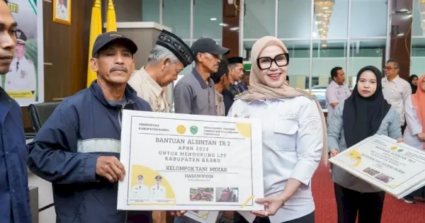 Bupati Barru Serahkan 25 Unit Alsintan, Dorong LTT dan Perkuat Swasembada Pangan