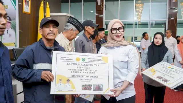 Bupati Barru Serahkan 25 Unit Alsintan, Dorong LTT dan Perkuat Swasembada Pangan