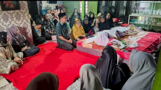 Wabup Takalar Hengky Yasin Melayat ke Rumah Duka Alm. Mustamin Dg. Bombong
