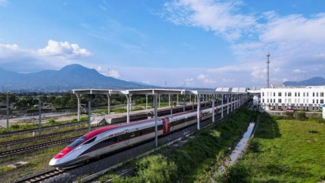 Foto dokumentasi yang diabadikan dari udara ini menunjukkan rangkaian kereta electrical multiple unit (EMU) yang sedang bertolak dari Stasiun Kereta Cepat Jakarta-Bandung (KCJB) Tegalluar di Kabupaten Bandung, Provinsi Jawa Barat. (Xinhua/Xu Qin)