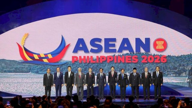 Para tamu berpose untuk foto bersama dalam upacara pembukaan Konferensi Tingkat Tinggi Perhimpunan Bangsa-Bangsa Asia Tenggara (ASEAN) ke-48 dan pertemuan-pertemuan terkait di Cebu, Filipina, pada 8 Mei 2026. (Xinhua/Guo Yige)