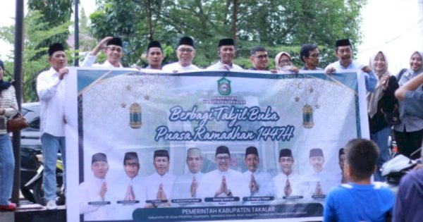 Diskominfo Takalar Bersama OPD Berbagi Takjil Buka Puasa untuk Warga