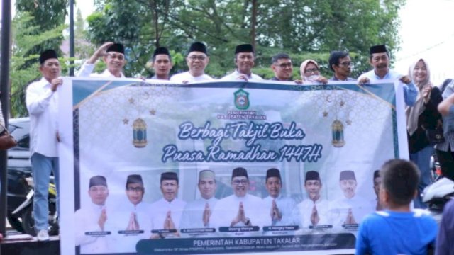 Diskominfo Takalar Bersama OPD Berbagi Takjil Buka Puasa untuk Warga