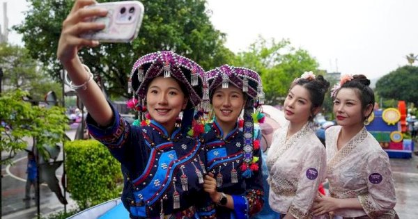 Menengok Semaraknya Festival Orang Kembar di Yunnan China