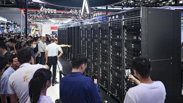(250727) -- SHANGHAI, July 27, 2025 (Xinhua) -- Visitors learn about Huawei's Ascend AI chip-based CloudMatrix 384 at the 2025 World AI Conference in east China's Shanghai, July 27, 2025. The ongoing 2025 World AI Conference showcases the world's latest AI advancements while providing a platform for visitors to access AI products and technologies. (Xinhua/Chen Haoming)