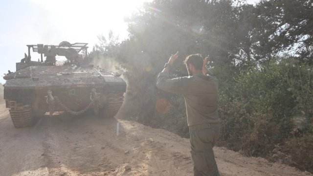 Sebuah konvoi militer Israel bermanuver di Lebanon selatan seperti yang terlihat dari Israel utara pada 26 April 2026. (Xinhua/Gil Cohen Magen)