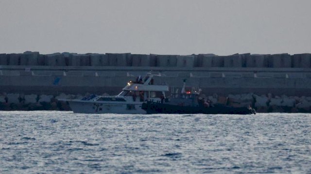 Sebuah kapal armada bantuan kemanusiaan tujuan Gaza (kiri), setelah dicegat oleh angkatan laut Israel, dikawal menuju pelabuhan Ashdod di Israel pada 19 Mei 2026. (Xinhua/Jamal Awad)