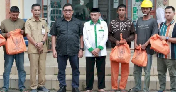 Bupati Takalar Serahkan 238 Paket Lebaran kepada Tenaga Teknis