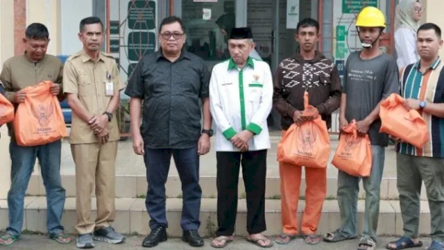 Bupati Takalar Serahkan 238 Paket Lebaran kepada Tenaga Teknis