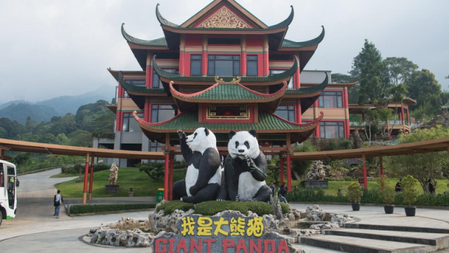 Foto yang diabadikan pada 2 November 2017 ini menunjukkan Istana Panda di Taman Safari Indonesia, Kabupaten Bogor, Provinsi Jawa Barat. (Xinhua/Du Yu)