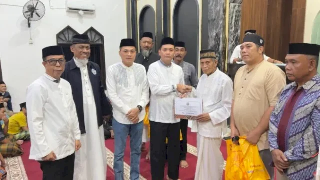 Safari Ramadan Tim II Pemkab Takalar Salurkan Bantuan di Masjid Nurul Ilmih Bontoloe