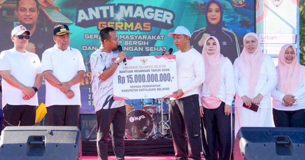 Gubernur Sulsel Andi Sudirman Serahkan Bantuan Rp15 Miliar untuk Perkuat Infrastruktur dan UMKM di Selayar